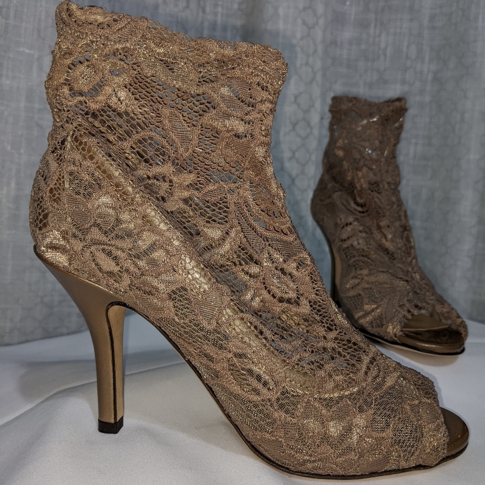 NWB. VINCE CAMUTO Signature PATRICIA